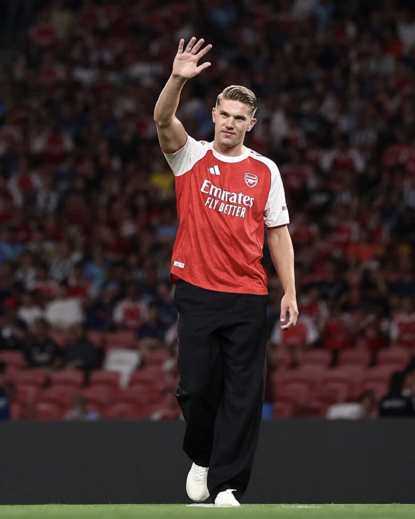 Viktor Gyökeres Appears in Arsenal Jersey
